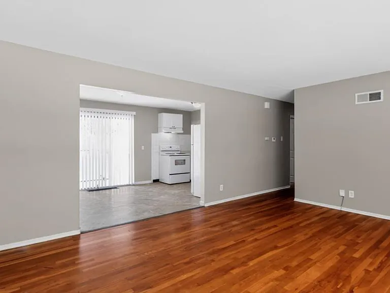 296 Meadowcrest Dr — Photo 3