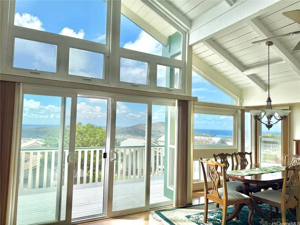 989 Kaahue St, Honolulu, HI 96825