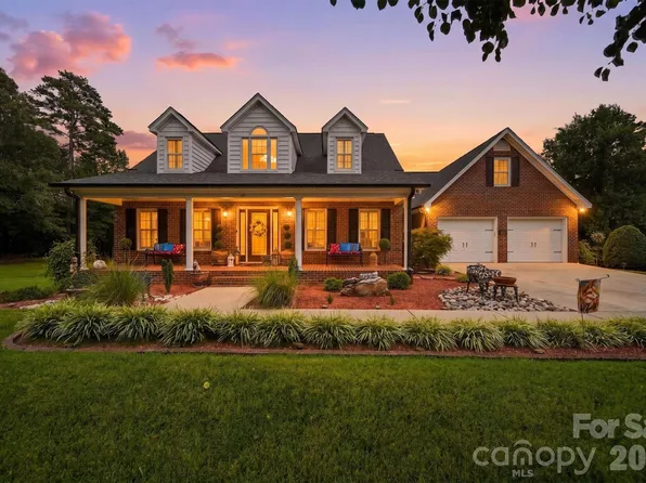 85 Charleston Ct, Hickory, NC 28601