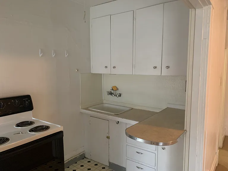 Third Avenue Apartments — Photo 10