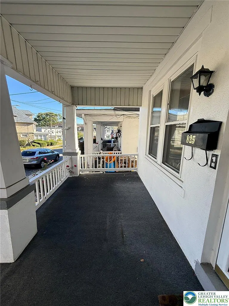 3 bed, 1.5 bath, 1140 sqft, $2,000 — Photo 3