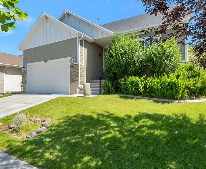 1848 W Woodview Dr — Photo 27