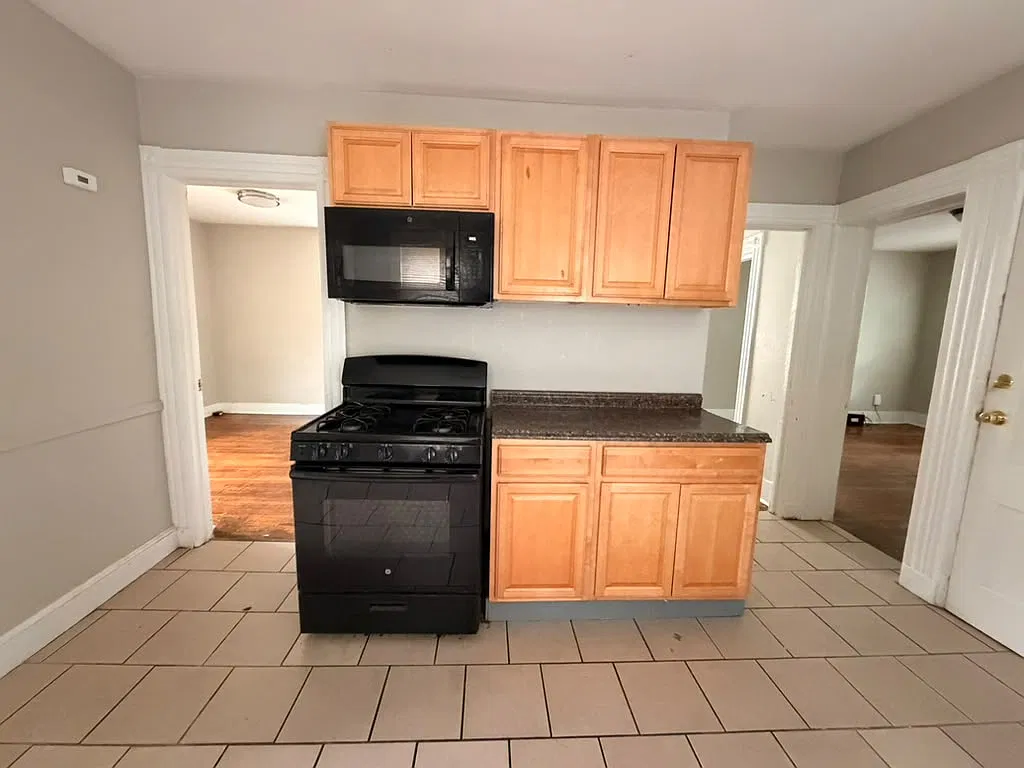 4 bed, $2,050 — Photo 1