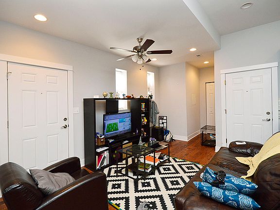 2nd image of 1501 W Superior St APT 2R