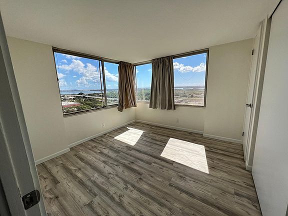 bedroom (corner with a nice view)