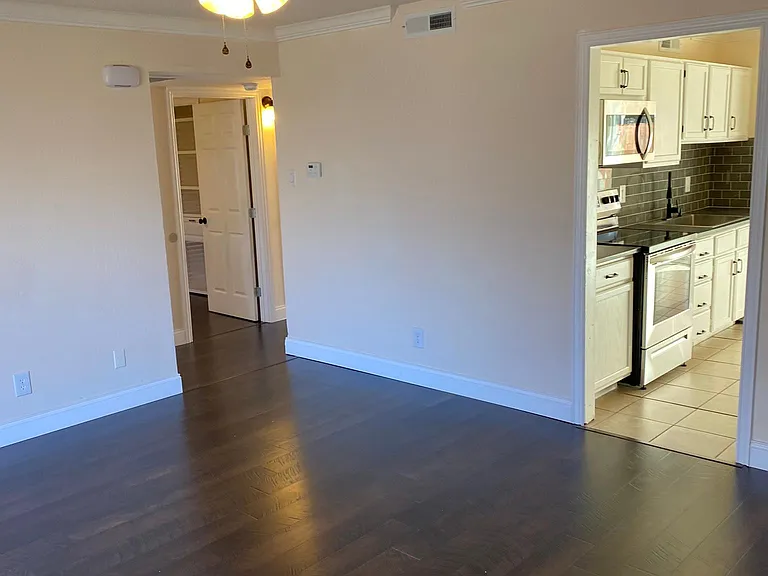 2421 Lakeview Cir — Photo 2