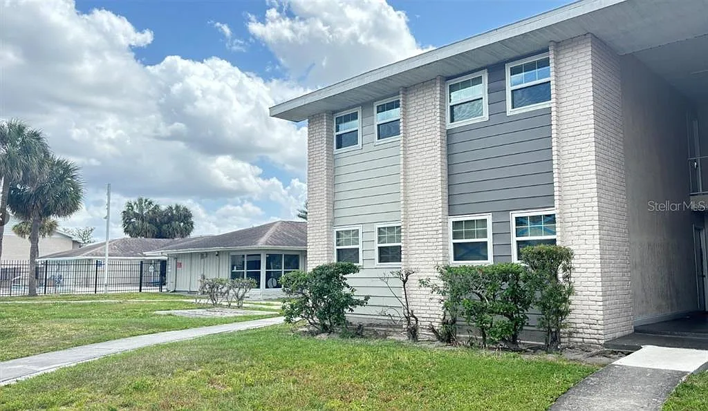 3 bed, 2.0 bath, 893 sqft, $1,700 — Photo 3