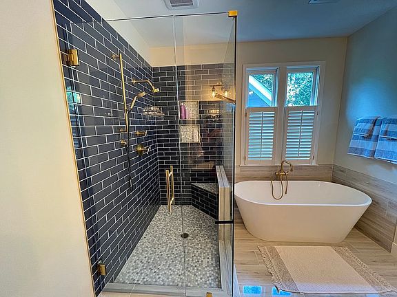 Master bath w/ soaking tub