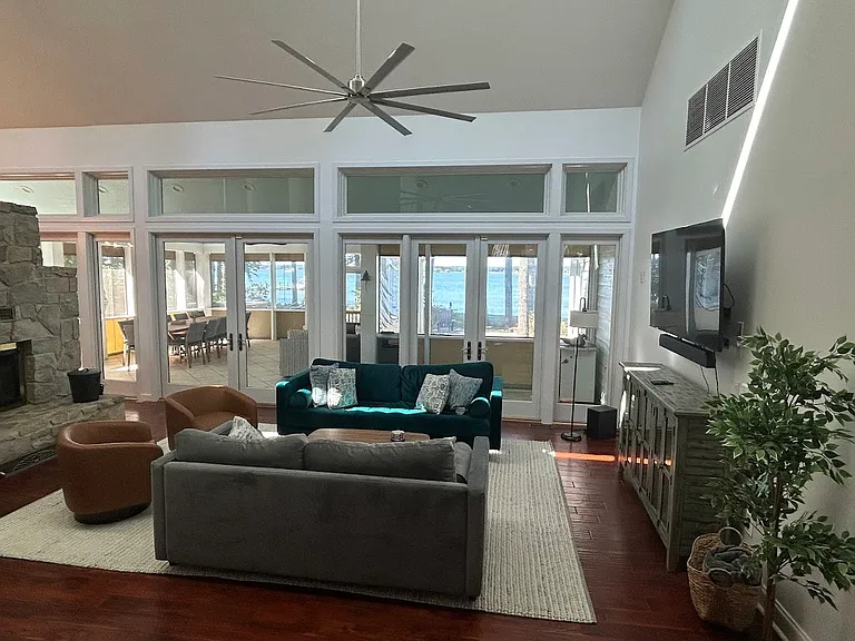 124 Eareckson Ln — Photo 2