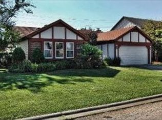 1 Newtown Ct E, Buffalo Grove, IL