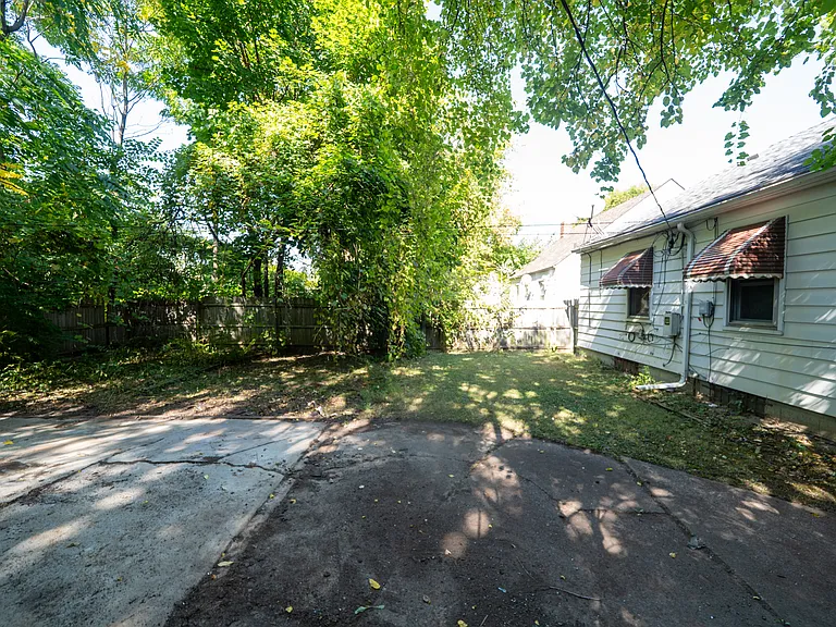 12105 Evergreen Ave — Photo 32
