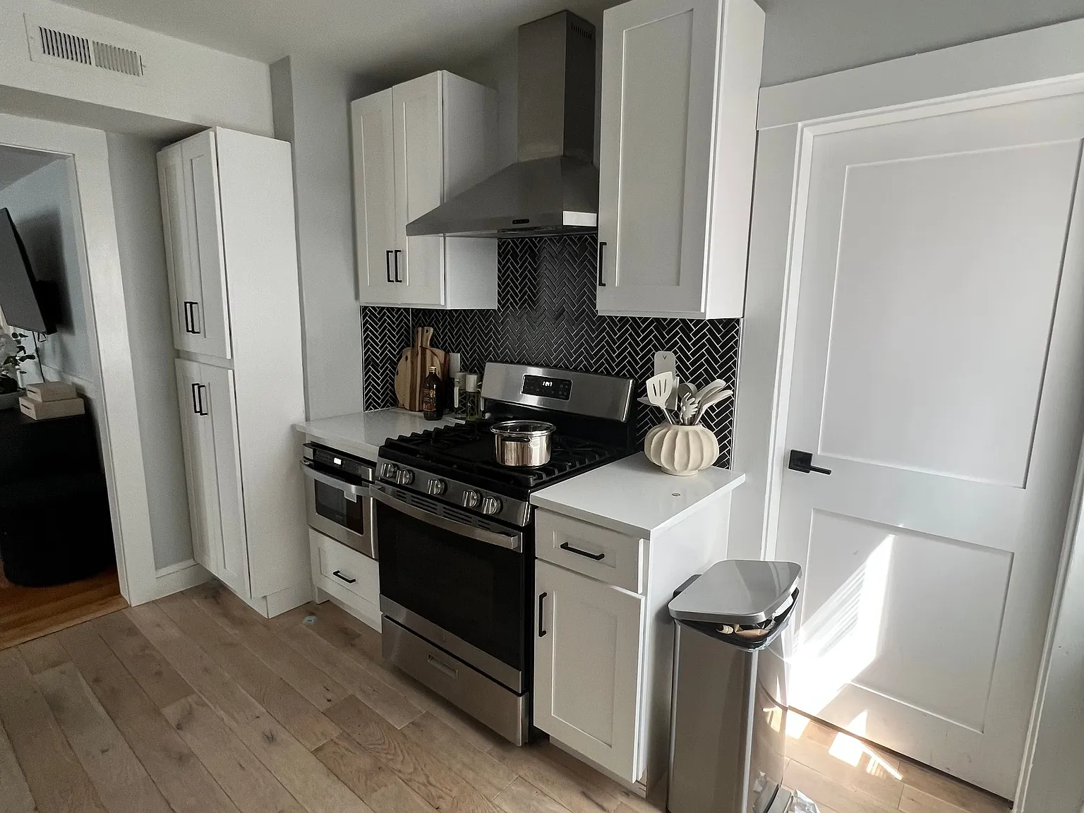 7 bed, 3.0 bath, $8,500 — Photo 3
