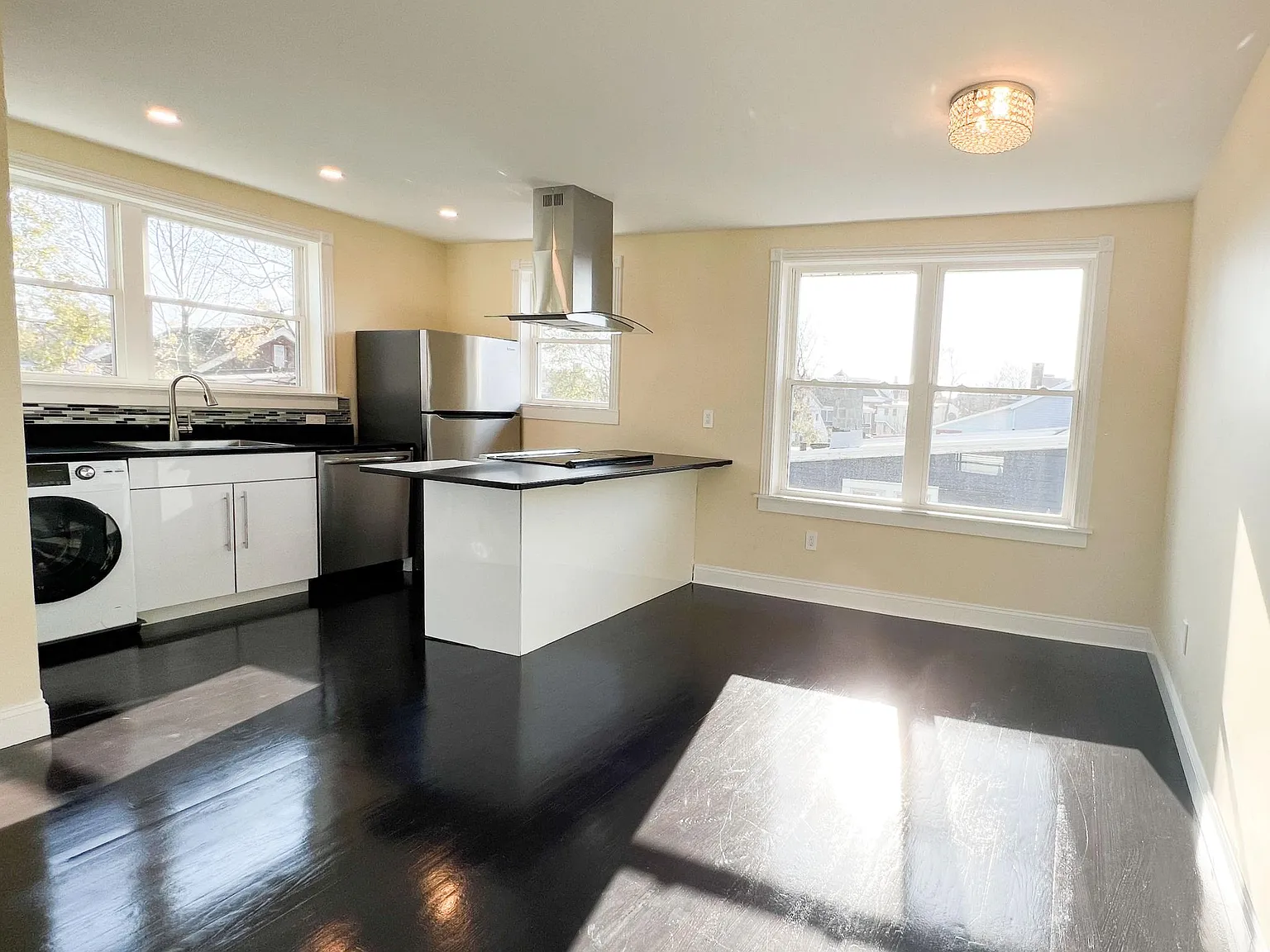 3 bed, 939 sqft, $2,500 — Photo 1