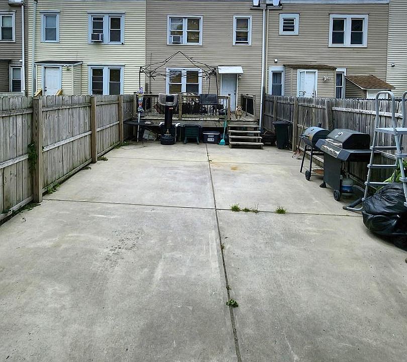 2nd image of 820 N 32nd St