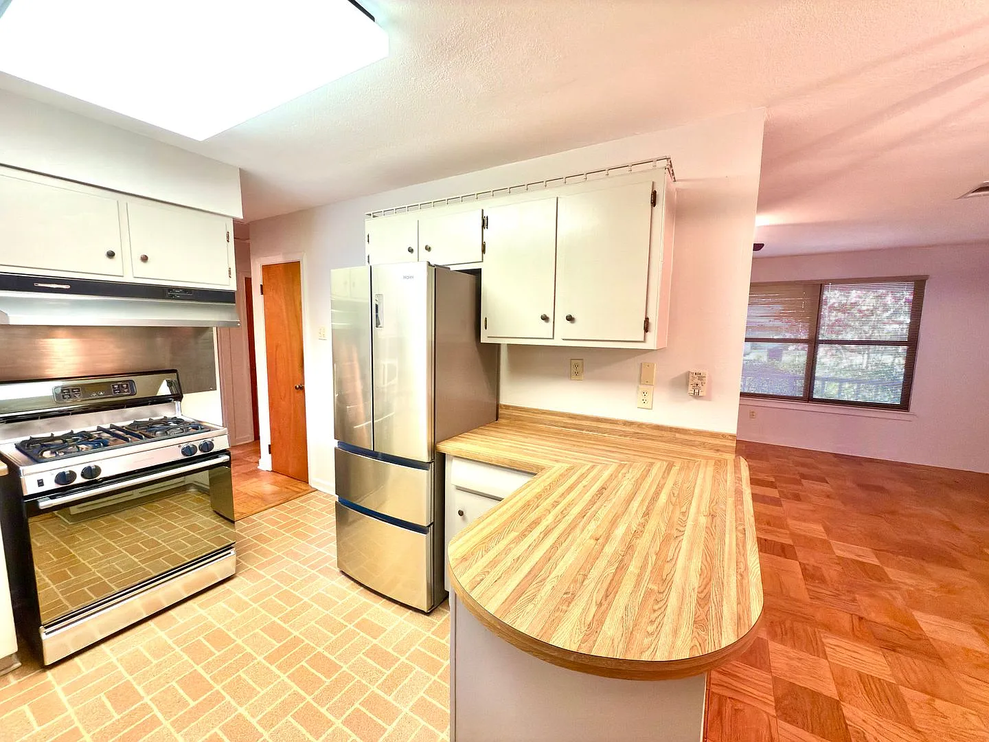 Spacious 5 Bedroom, 2.5 Bath Home with Whole-House Generator in Baton Rouge! — Photo 3