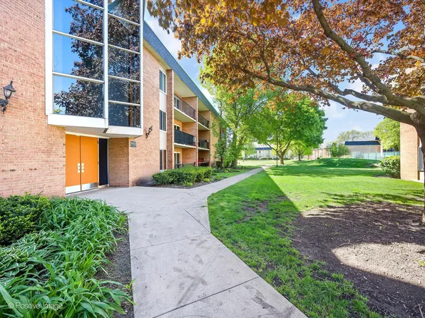 1052 N Mill St APT 206, Naperville, IL 60563