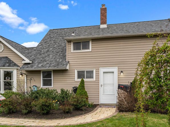 55 Grapevine Rd, Levittown, PA 19057