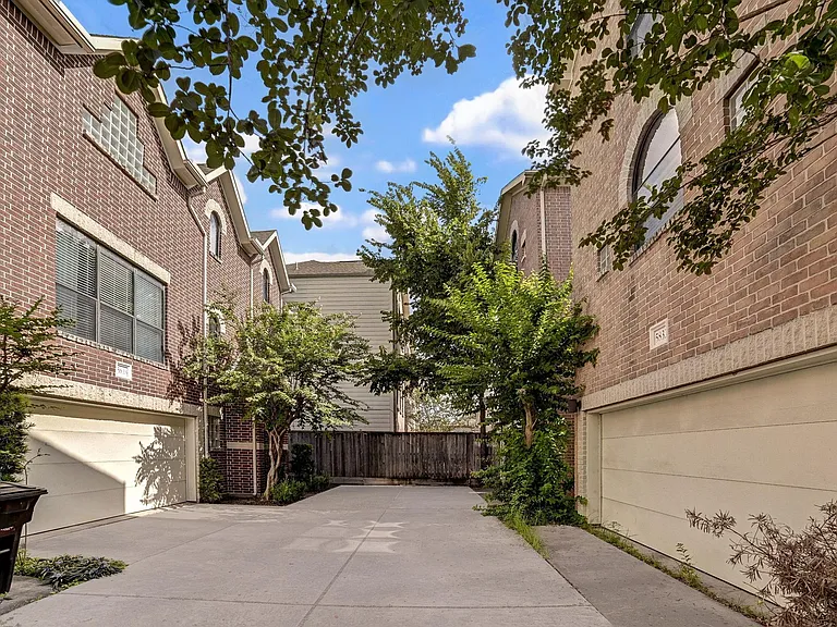 5838 Larkin St — Photo 43