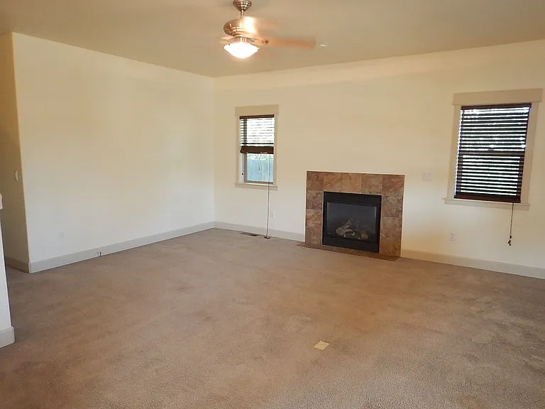 704 NE Loper Ave — Photo 2