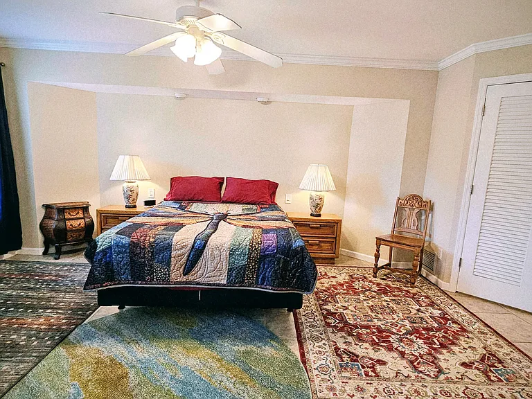 Guest bedroom-Queen bed