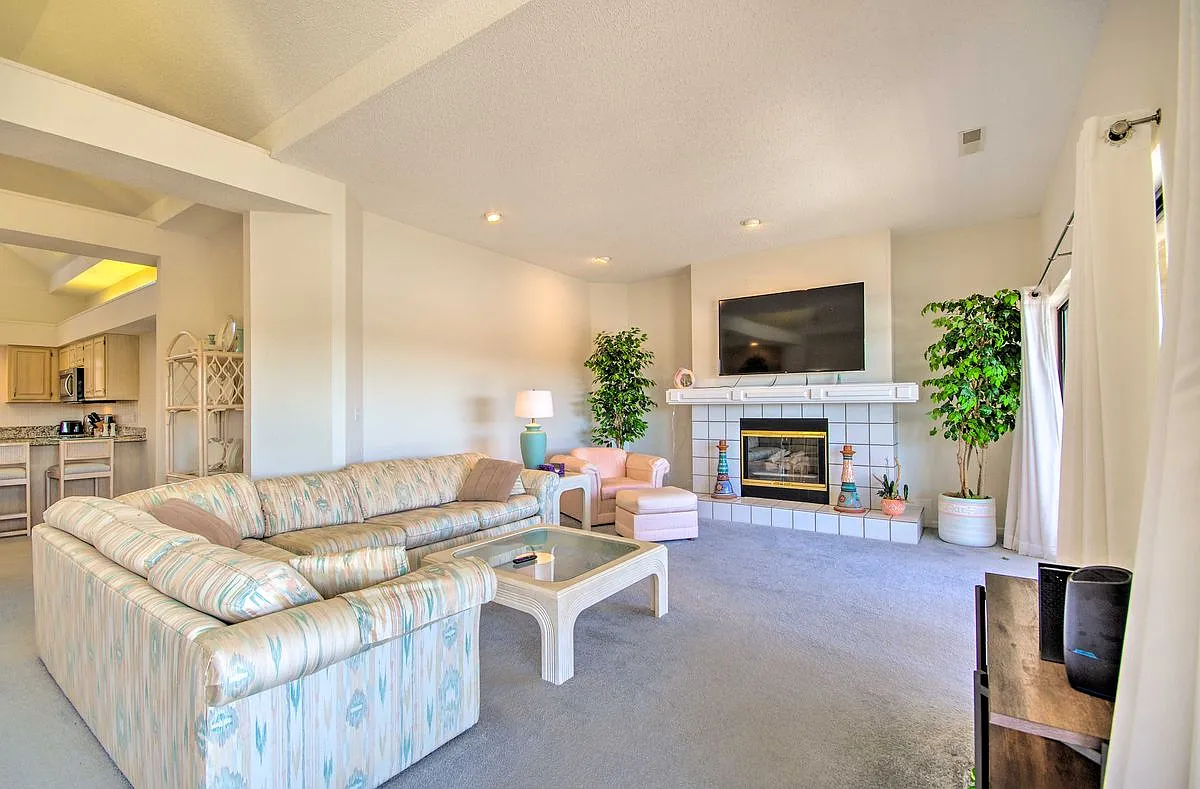 3 bed, 3.5 bath, 2486 sqft, $2,200 — Photo 2