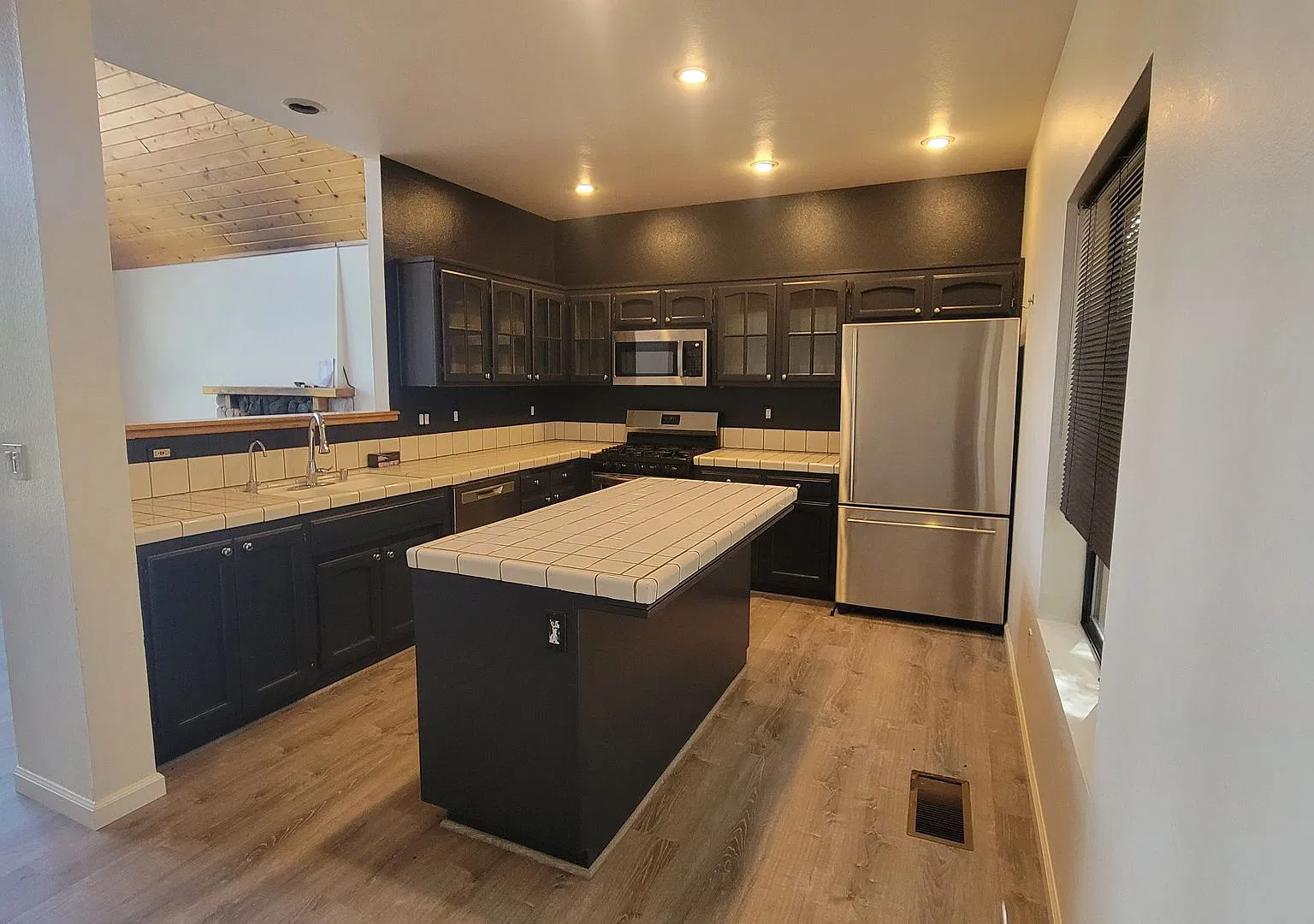 3 Bedroom Mountain Retreat with 2 Car Garage, Private Deck & Trail Access — Photo 4