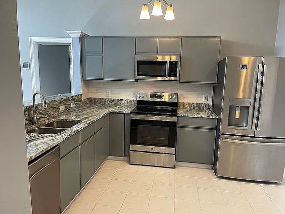 3rd image of 826 Delfino Pl