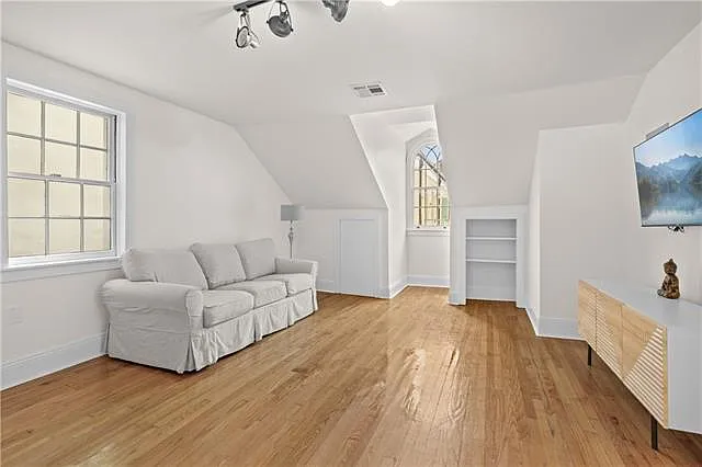 2 bed, 1.0 bath, 897 sqft, $1,800 — Photo 4