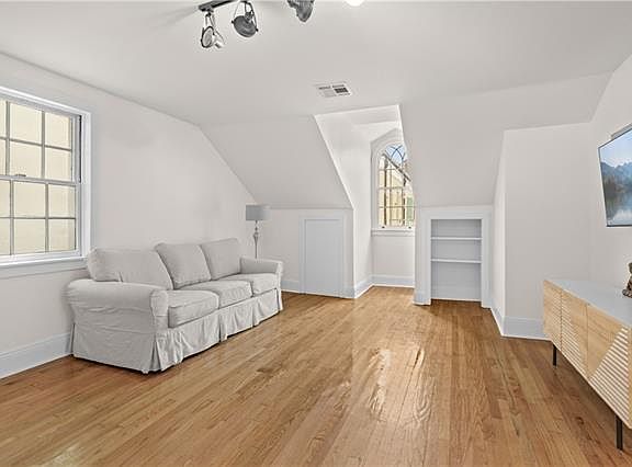 4th image of 1035 Chartres St