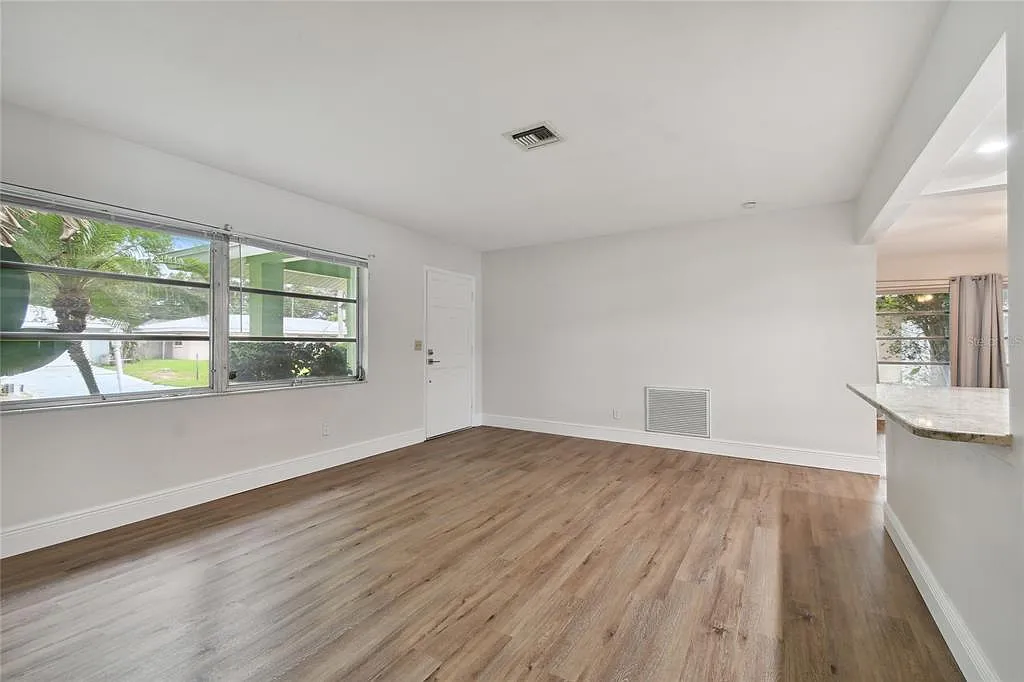 4 bed, 2.0 bath, 1689 sqft, $2,800 — Photo 4