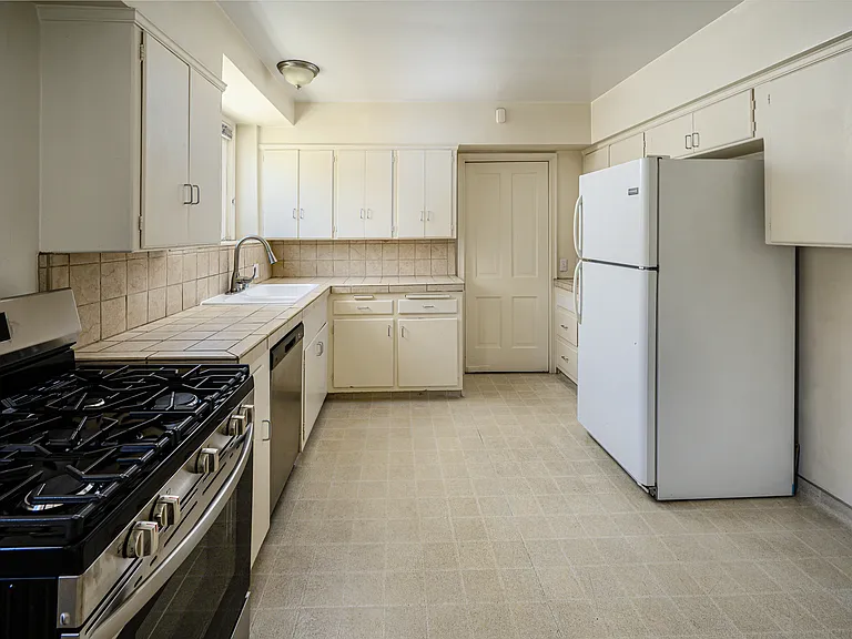 1763 Kelton Ave — Photo 8