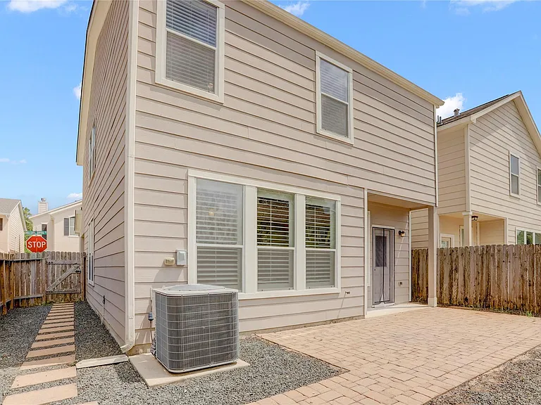 10046 Hillside Bayou Dr — Photo 5