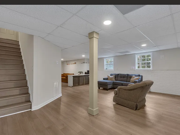 61 Brenda Ct — Photo 25