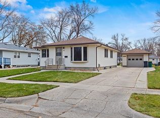 611 Camden Dr, Marshall, MN 56258