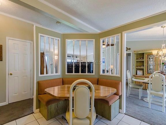 Kitchen Eating Area
