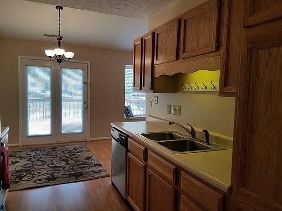 Kitchen all SS appliances stay.