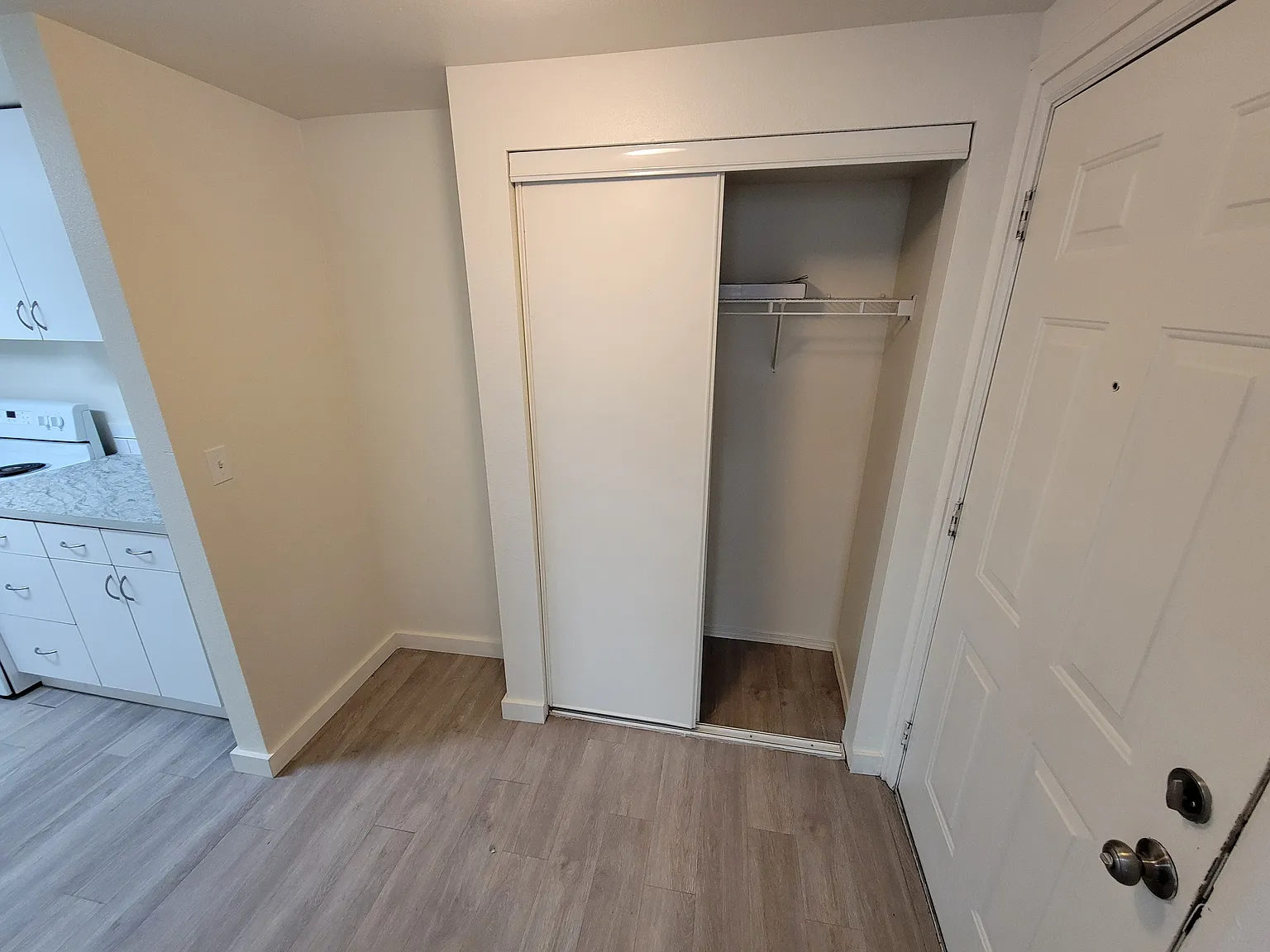 1 bed, 850 sqft, $1,195 — Photo 2