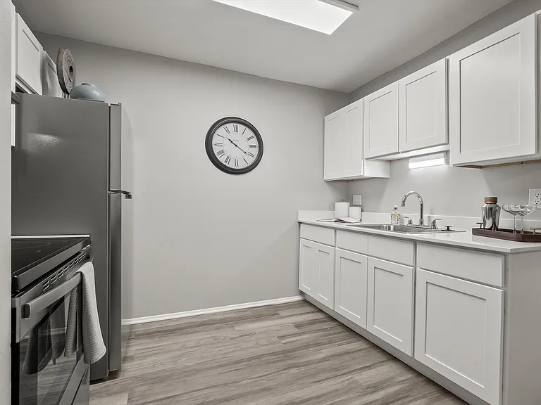 Huntington House Apartments — Photo 8