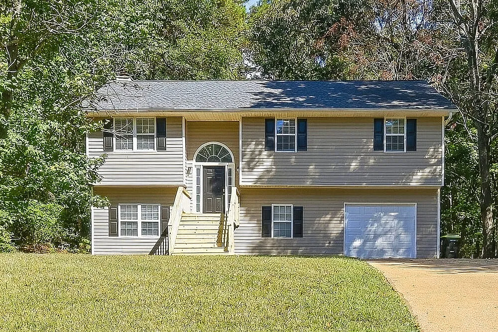 3 bed, 2.0 bath, 1368 sqft, $1,820 — Photo 1