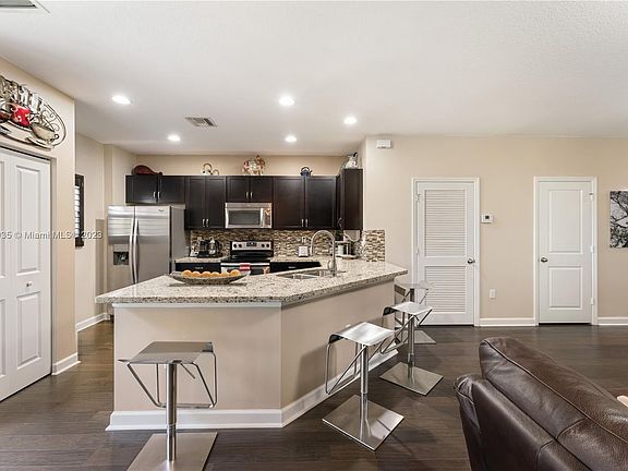 5th image of 305 NE 194th Ln