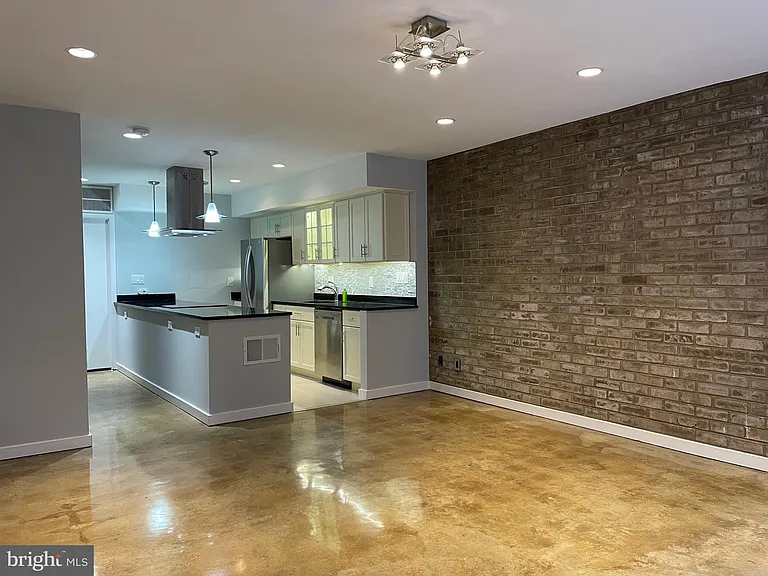 457 N St SW — Photo 17