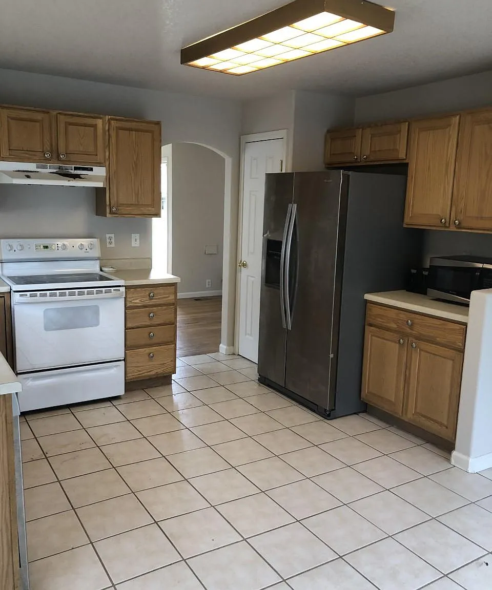 3390 S Elm St — Photo 2
