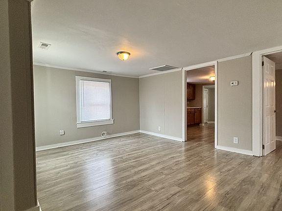 3rd image of 425 Van Buren St