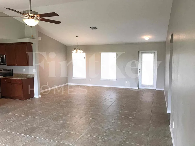 2321 NW 9th Ave — Photo 4