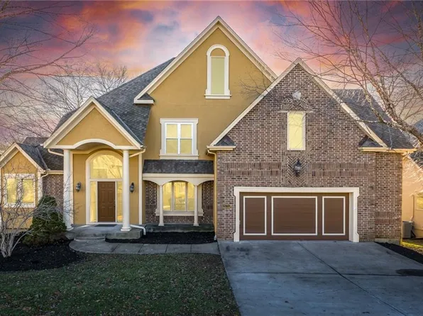 8120 Forest Park Dr, Parkville, MO 64152