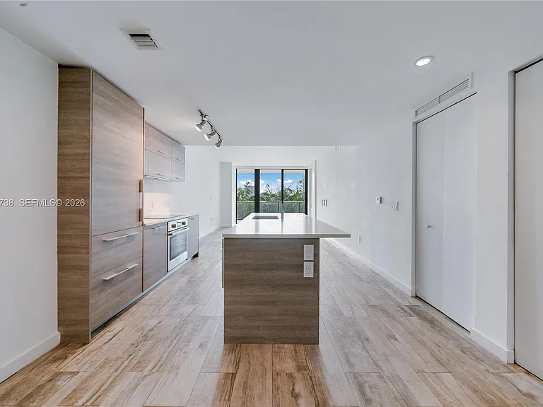 650 NE 32nd St #802 — Photo 4