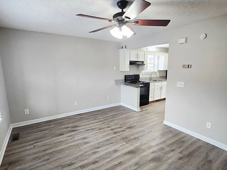 Country Shores Apartments — Photo 23