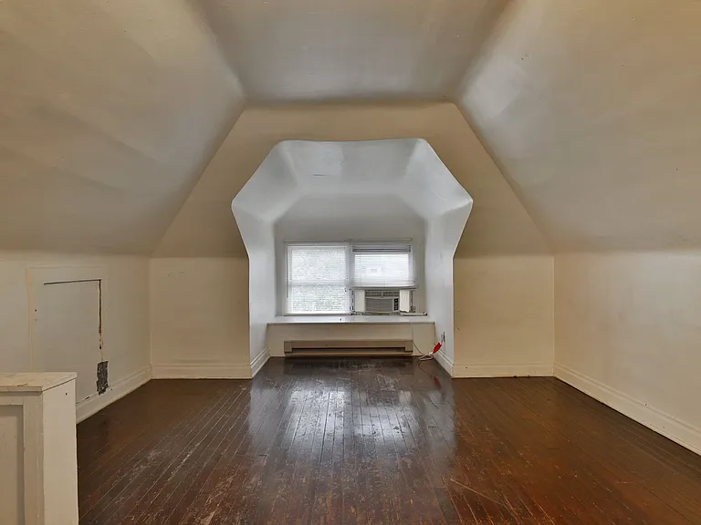 2403 Summit St — Photo 29