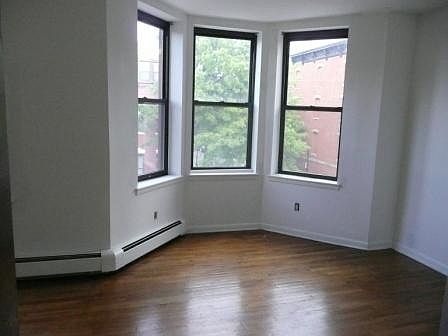3rd image of 557 Bramhall Ave #1