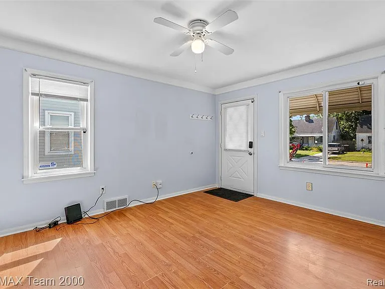 34080 Harroun St — Photo 11